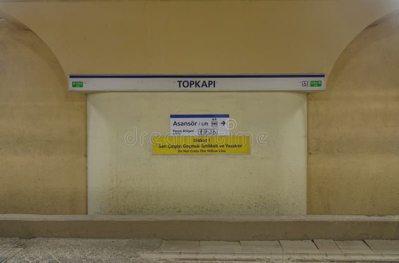 Подземная станция метро в Стамбуле, Турции стоковое фото